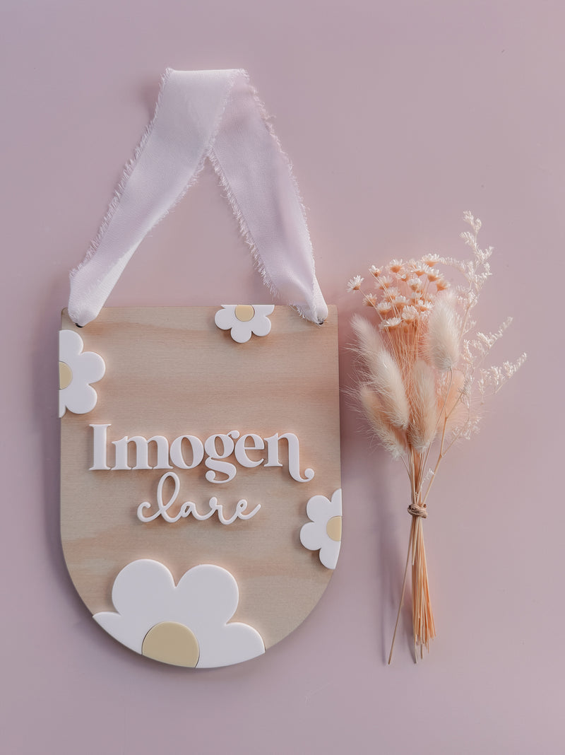 Hanging daisy plaque with name