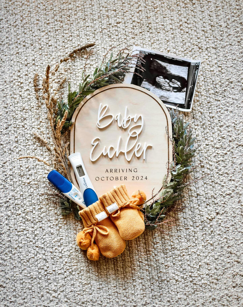 Oval pregnancy announcement plaque