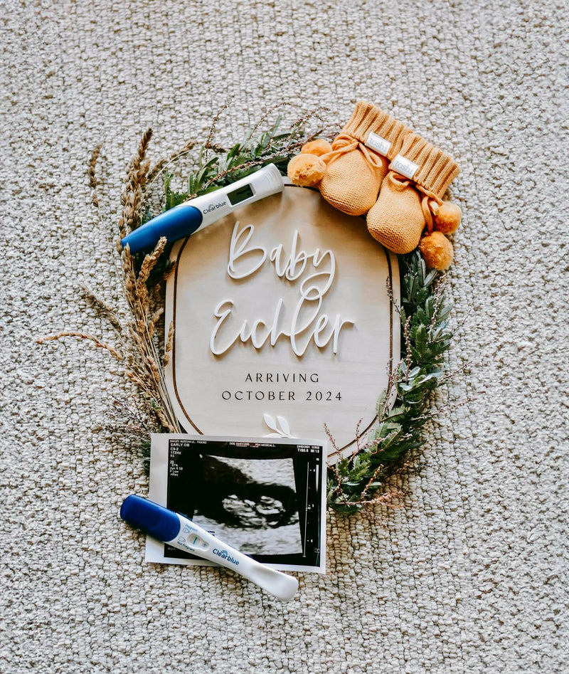 Oval pregnancy announcement plaque